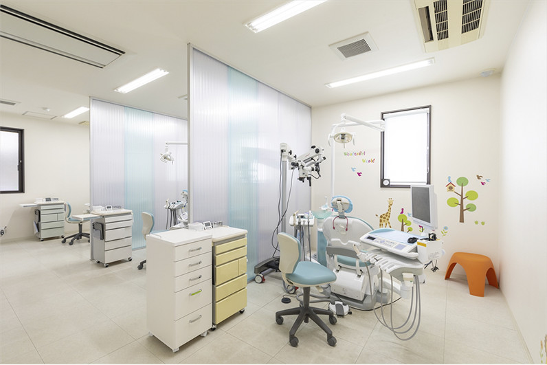 診療室は広々ゆったり、各チェアにはモニターを設置
                
